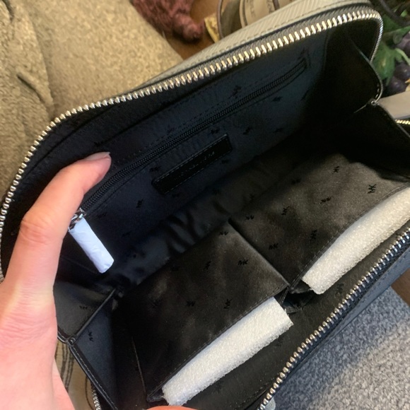 Auth. Michael Kors leather LG phone/card wristlet - Picture 8 of 13